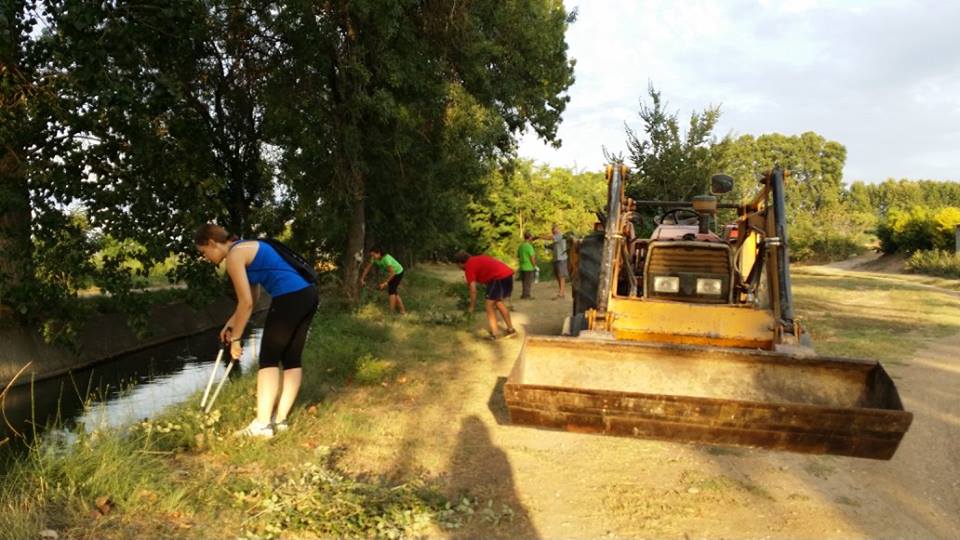 voluntariat ambiental a la banqueta a Juneda