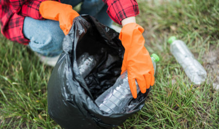 mujer-recogiendo-basura-bolsa-negra_1150-23954